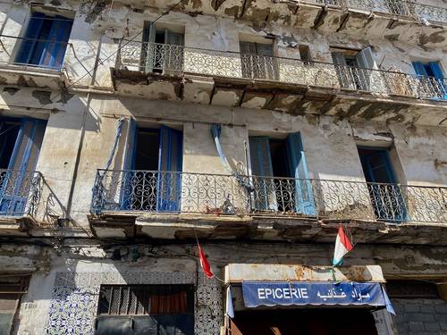 The heavy French influence on Algerian architecture and decor.
