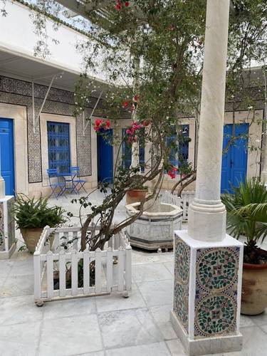 The blue and white of all buildings also has practical reasons. Historically, locals used white lime-wash on their walls to reflect the scorching North African sun and keep their homes cool. 