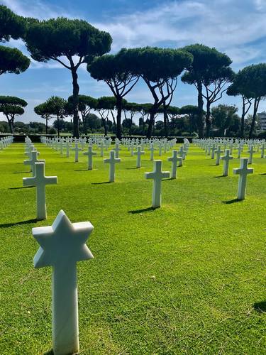 Precisely aligned over 77 acres, there are 7,860 headstones made of Lasa marble. There are 7,738 Latin crosses, 122 Stars of David, and 3,095 tablets of the missing. In the cemetery, there are 30 sets of brothers.